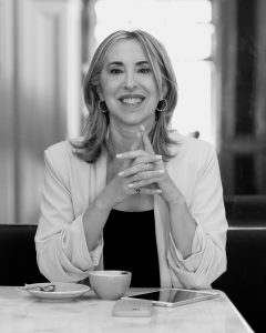 Mujer mayor sonriente con estilo moderno durante una conversación